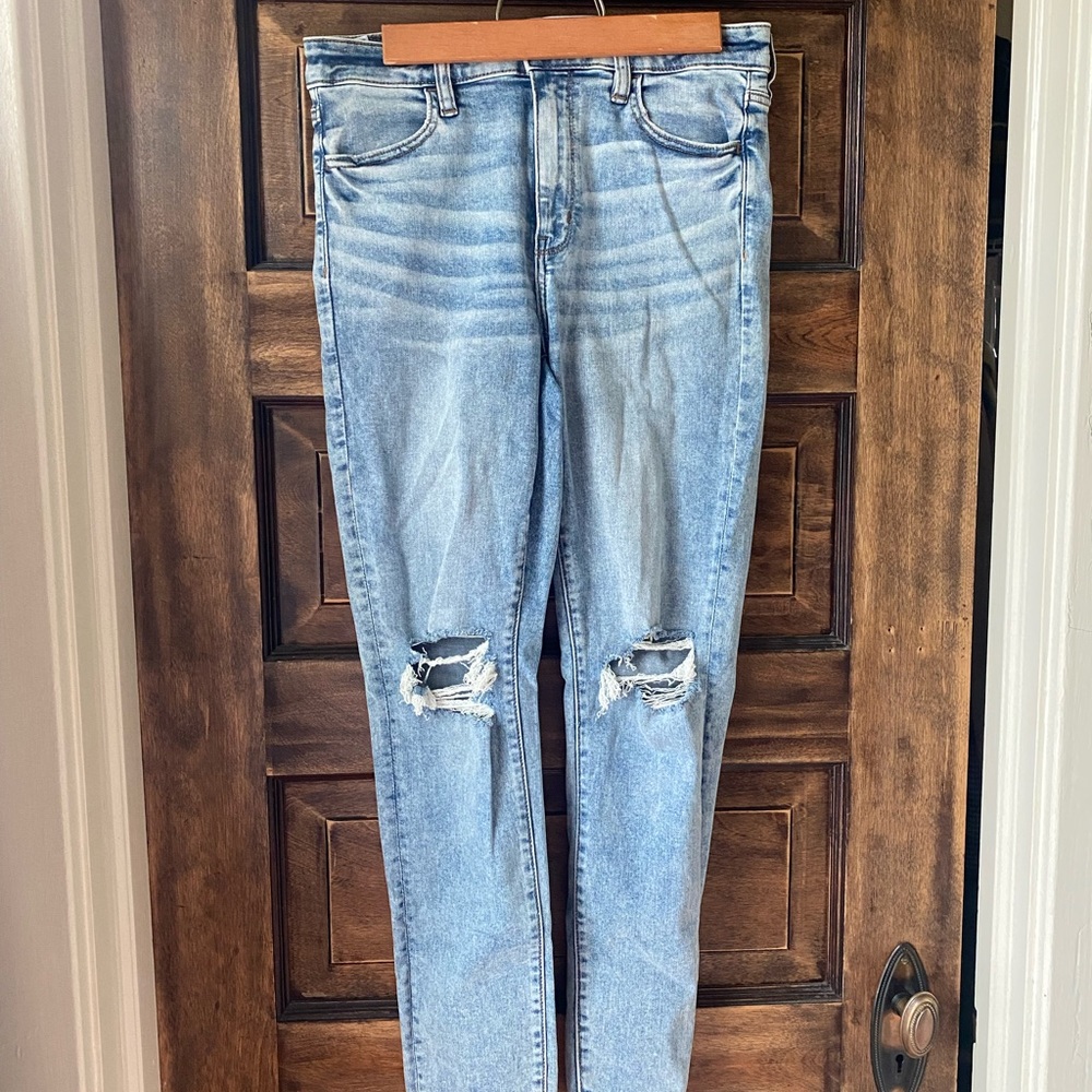 Light acid wash American eagle super hi-rise jegging, size 10. Distressed knees